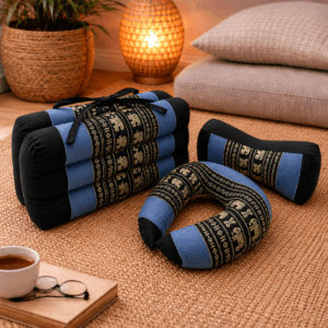 Thaise opvouwmat met draagband in blauw en zwart met goudkleurig olifantenmotief.