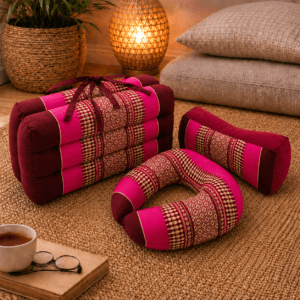 Thaise opvouwmat met draagband in fuchsia en bordeaux met goudkleurig patroon