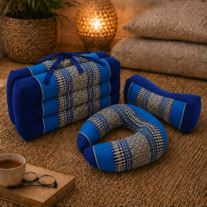 Thaise opvouwmat met draagband in koningsblauw en lichtblauw met goudkleurig patroon.