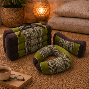 Thaise opvouwmat met draagband in olijfgroen en bruin met zwart patroon.