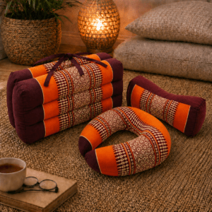 Thaise opvouwmat met draagband in oranje en bordeaux met wit traditioneel patroon.