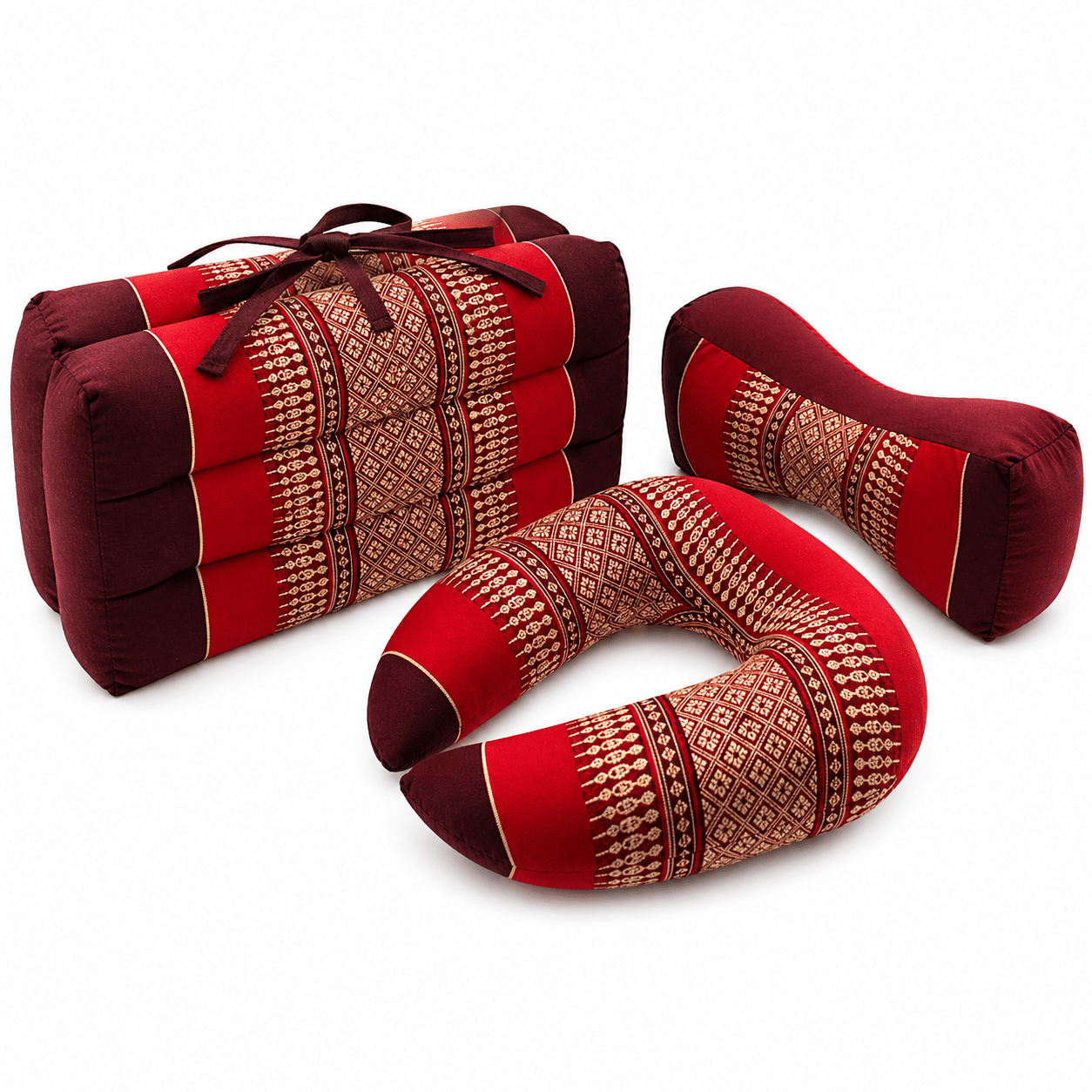 Thaise opvouwmat met draagband in rood en bordeaux met wit traditioneel patroon, vrijstaand op witte achtergrond.