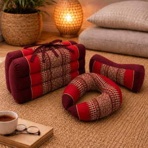 Thaise opvouwmat met draagband in rood en bordeaux met wit traditioneel patroon.