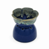 Vrijstaande keramische aromabrander in diepblauw met groen reactief glazuur op witte achtergrond.