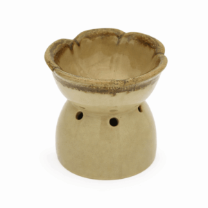 Keramische aromabrander in beige met bloemvormige schaal en subtiele bruine rand, vrijstaand op witte achtergrond.