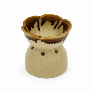 Keramische aromabrander in crème met donkerbruine druiprand en bloemvormige schaal, vrijstaand op witte achtergrond.