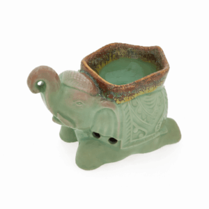 Lichtgroene keramieken olifant aromabrander met bruin gemêleerde rand en schaaltje bovenop, vrijstaand op witte achtergrond.