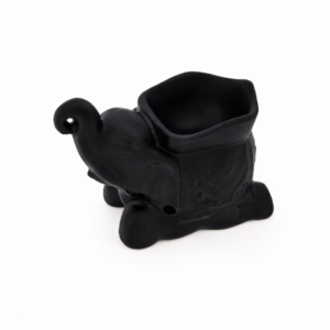 Mat zwarte keramieken olifant aromabrander met schaaltje bovenop en openingen aan de zijkant, vrijstaand op witte achtergrond.