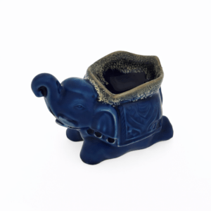 Blauwe keramische aromabrander in liggende olifantvorm met vierkante kom bovenop en ventilatiegaten, vrijstaand op witte achtergrond.