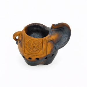 Bruin-zwarte keramische aromabrander in olifantvorm met open kom bovenop en ventilatiegaten, vrijstaand op witte achtergrond.