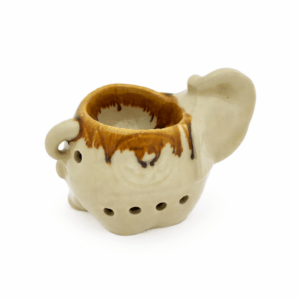 Crèmekleurige keramische aromabrander in olifantvorm met open kom en bruine geglazuurde rand, zijaanzicht op witte achtergrond.