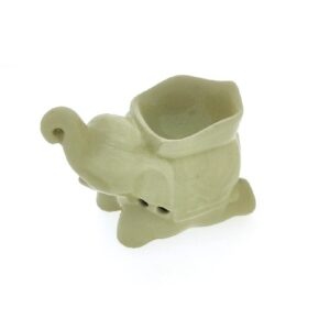 Crèmekleurige keramische aromabrander in olifantvorm met vierkante kom bovenop, zijaanzicht vrijstaand op witte achtergrond.