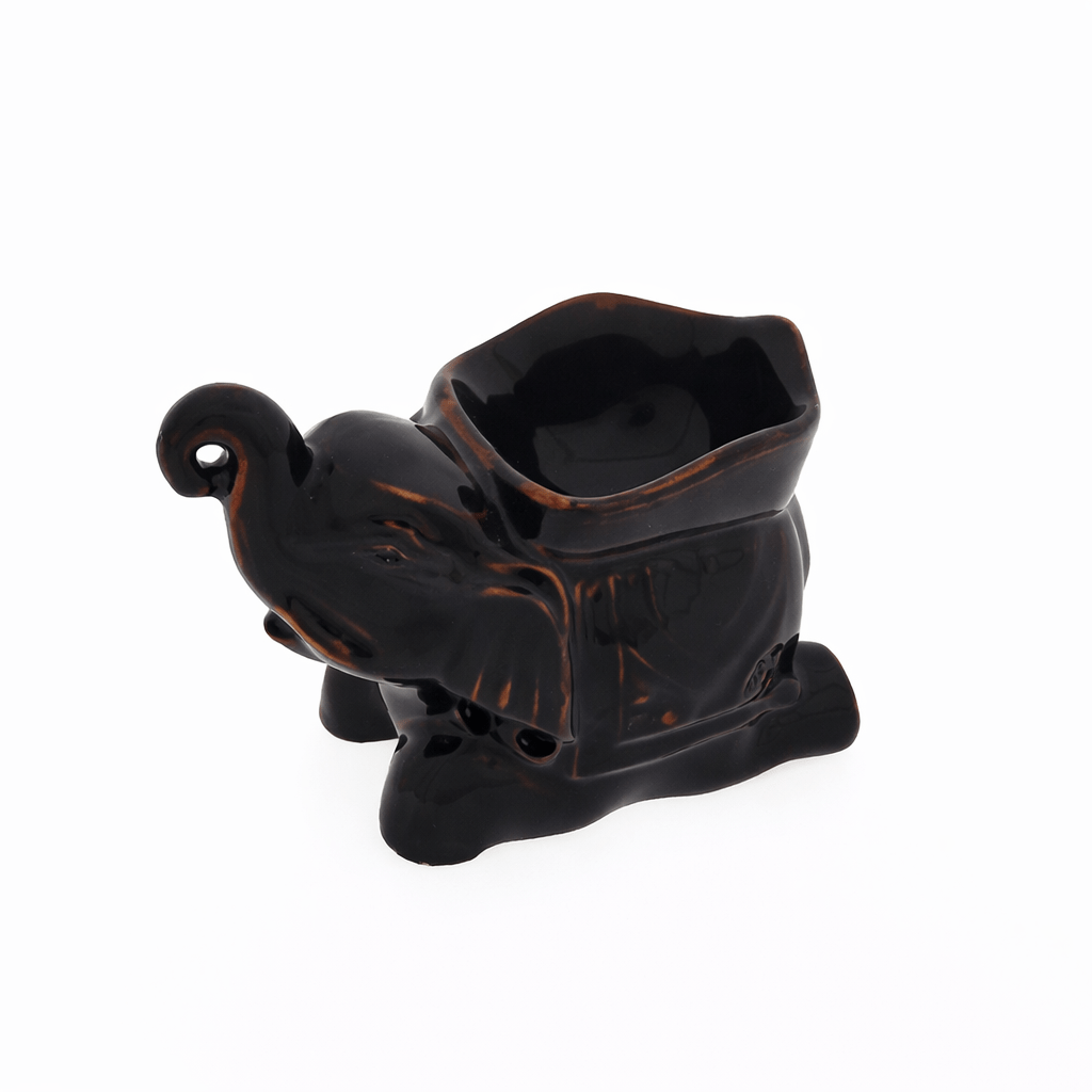 Donkerbruine keramische aromabrander in olifantvorm met vierkante kom bovenop en ventilatiegaten, vrijstaand op witte achtergrond.