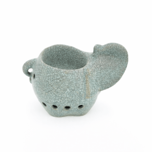 Grijsblauwe keramische aromabrander in ronde olifantvorm met open kom bovenop en ventilatiegaten, vrijstaand op witte achtergrond.