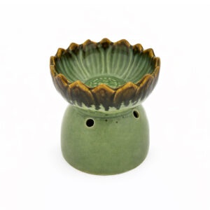 Groene keramische aromabrander met lotusvormig schaaltje met bruin geglazuurde rand, vrijstaand op witte achtergrond.