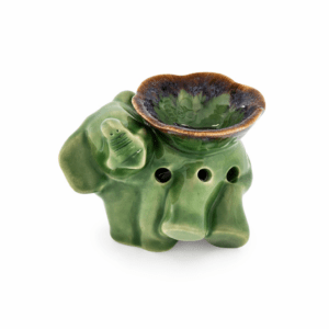 Groene keramische aromabrander in olifantvorm met groen schaaltje en bruin geglazuurde rand, vrijstaand op witte achtergrond.