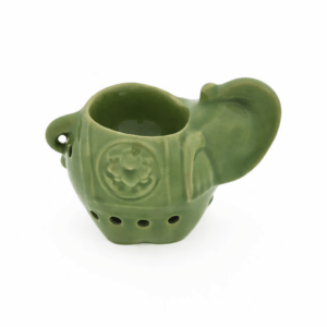 Groene keramische aromabrander in olifantvorm met open kom bovenop en ventilatiegaten, vrijstaand op witte achtergrond.