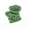 Groene keramische aromabrander in de vorm van een olifant met kom bovenop en ventilatiegaten, vrijstaand op witte achtergrond.