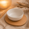 Kom mat wit 1100 ml op een houten onderzetter met warme verlichting, beige textiel en natuurlijke decoratie.