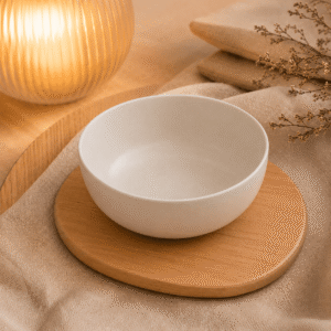 Kom mat wit 1100 ml op een houten onderzetter met warme verlichting, beige textiel en natuurlijke decoratie.