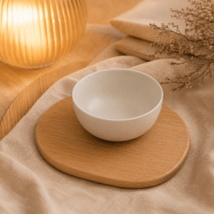Kom mat wit 500 ml op een houten onderzetter met warme verlichting en natuurlijke beige styling.