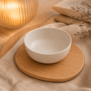Kom mat wit 850 ml op een houten onderzetter met warme verlichting, beige textiel en natuurlijke decoratie.