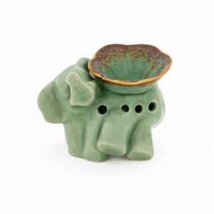 Lichtgroene keramische aromabrander in olifantvorm met groen schaaltje en bruin geglazuurde rand, vrijstaand op witte achtergrond.