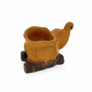 Oranje-bruine keramische aromabrander in olifantvorm met vierkante kom bovenop en ventilatiegaten, vrijstaand op witte achtergrond.