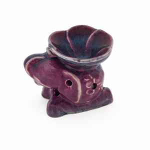Paarse keramische aromabrander in de vorm van een olifant met kom bovenop en ventilatiegaten, vrijstaand op witte achtergrond