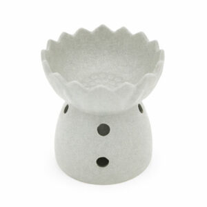 Witte keramische aromabrander met geschulpte kom en ronde ventilatiegaten, vrijstaand op witte achtergrond.