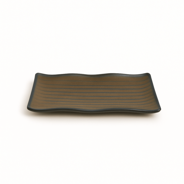 Keramisch serveerbord met golvende rand in bruin-zwarte tint – 23 cm