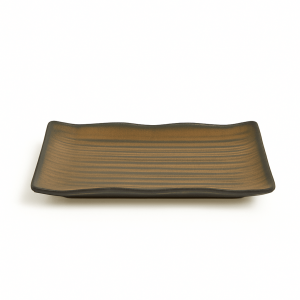Langwerpig keramisch bord met gestreepte structuur en golvende randen – 26 cm