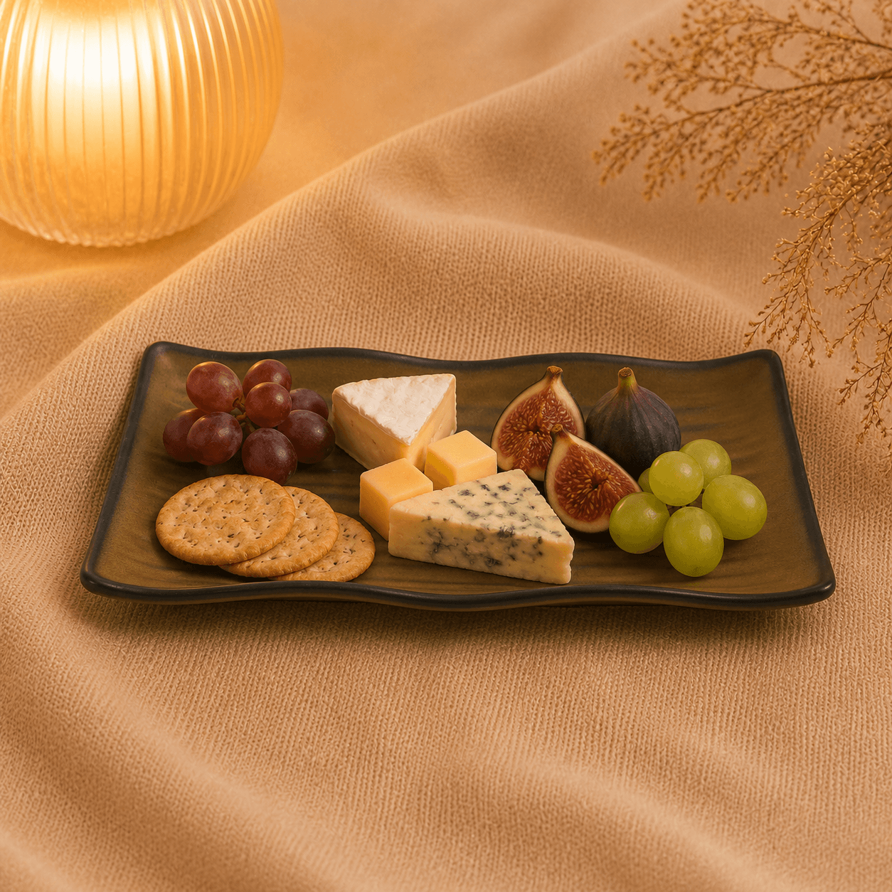 Rechthoekige schaal mat bruin 26 cm gevuld met kaas, crackers, druiven en vijgen op een warme beige ondergrond.