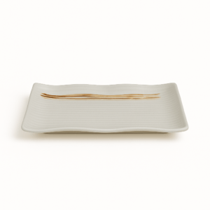Witte keramieken schaal van 26 cm met subtiel golvende rand en decoratief streepmotief