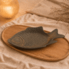 Bruin-gouden keramisch visbord van 32 cm met reliëf op een houten dienblad in een warme sfeersetting.