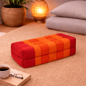 Rechthoekig kussen oranje rood meditatiekussen in een warme en rustgevende interieursetting.
