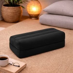 Rechthoekig meditatiekussen zwart effen in een warme en rustgevende interieursetting.