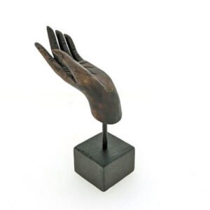 Boeddha hand in abhaya mudra bruin goud op standaard als symbool voor rust en bescherming