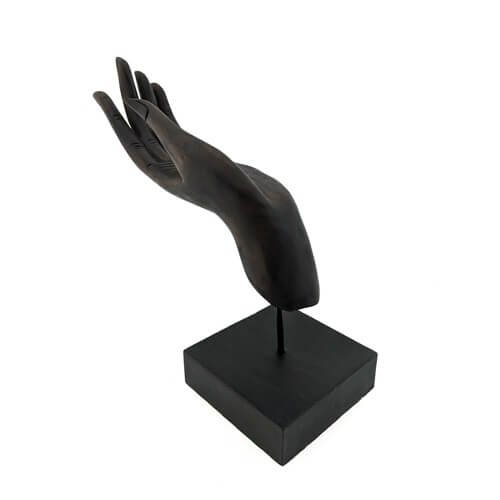 Boeddha hand in abhaya mudra houding bruin op standaard voor rust en bescherming in huis