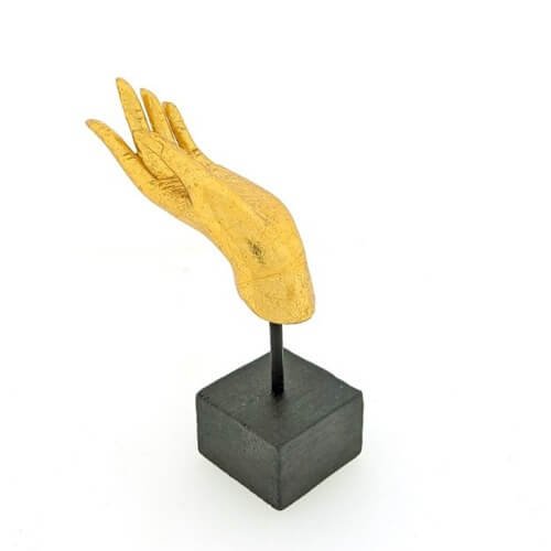 Boeddha hand in abhaya mudra goud op standaard als symbool voor rust en bescherming