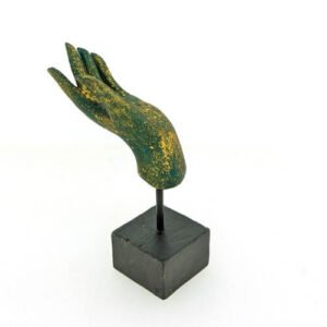 Boeddha hand in abhaya mudra groen met goudaccenten op standaard voor rust en balans