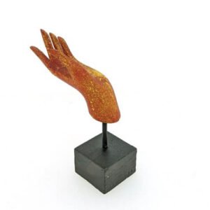 Boeddha hand in abhaya mudra rood met goudaccenten op voet voor rust en bescherming