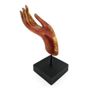 Decoratief Boeddha hand beeld in rood met goud op zwarte voet voor sfeervol interieur