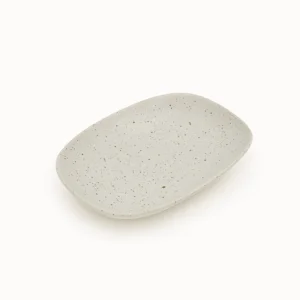 Schaal Dao ovaal klein wit gespikkeld met afgeronde vorm, opstaande rand en naturel spikkels op een witte achtergrond.