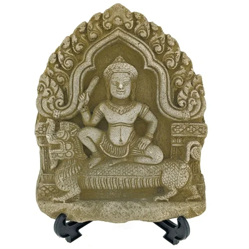 Thaise decoratiesteen met reliëf en sierlijke details op zwarte standaard op een witte achtergrond.