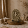 Thaise decoratiesteen met reliëf op zwarte standaard in een warme natuurlijke interieursetting.
