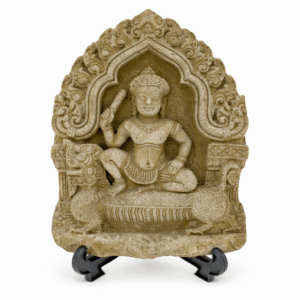 Thaise wanddecoratie in zandkleur met sierlijke omlijsting en figuur op zwarte standaard.