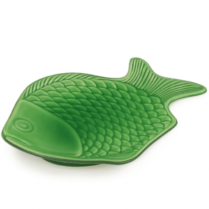 Groene keramieken visschaal in de vorm van een vis, los gefotografeerd op witte achtergrond.