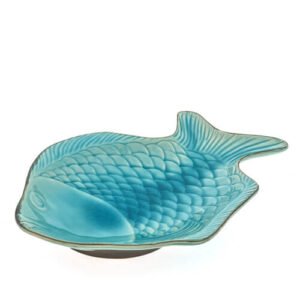 Turquoise visbord 32 cm in visvorm schuin gefotografeerd met reliëf schubbenpatroon