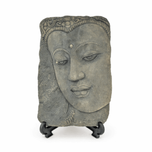 Donkergrijze boeddha wanddecoratie in steenlook op zwarte standaard.